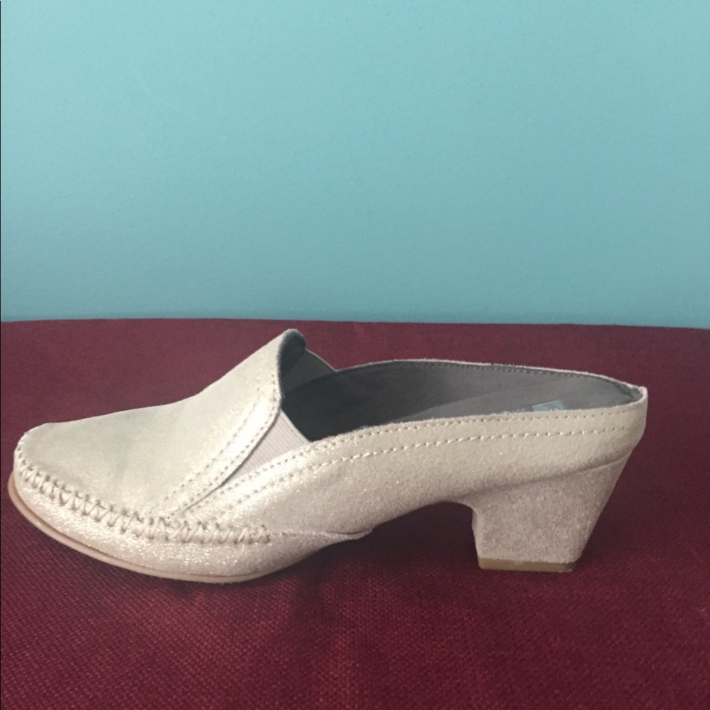 WHITE MOUNTAIN METALLIC LEATHER MULES